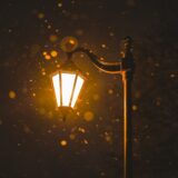 Klassieke straatlantaarn verspreidt warm licht in een donkere nacht