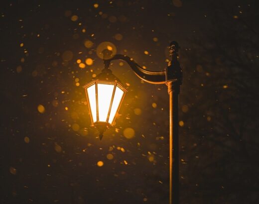 Klassieke straatlantaarn verspreidt warm licht in een donkere nacht