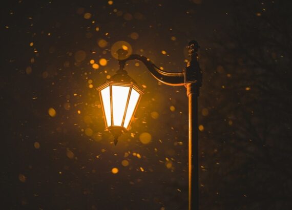 Klassieke straatlantaarn verspreidt warm licht in een donkere nacht