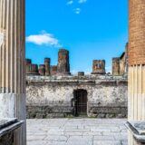 Ruïnes van Pompeii met stenen en bakstenen Romeinse zuilen onder blauwe lucht