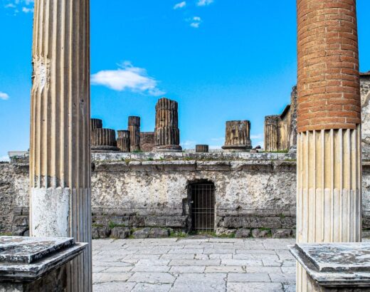 Ruïnes van Pompeii met stenen en bakstenen Romeinse zuilen onder blauwe lucht