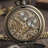 Opengewerkt antiek zakhorloge met zichtbaar mechanisch uurwerk